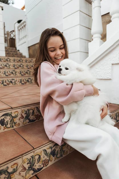 Котенок, играющий с маленьким ребенком, излучает радость и веселье